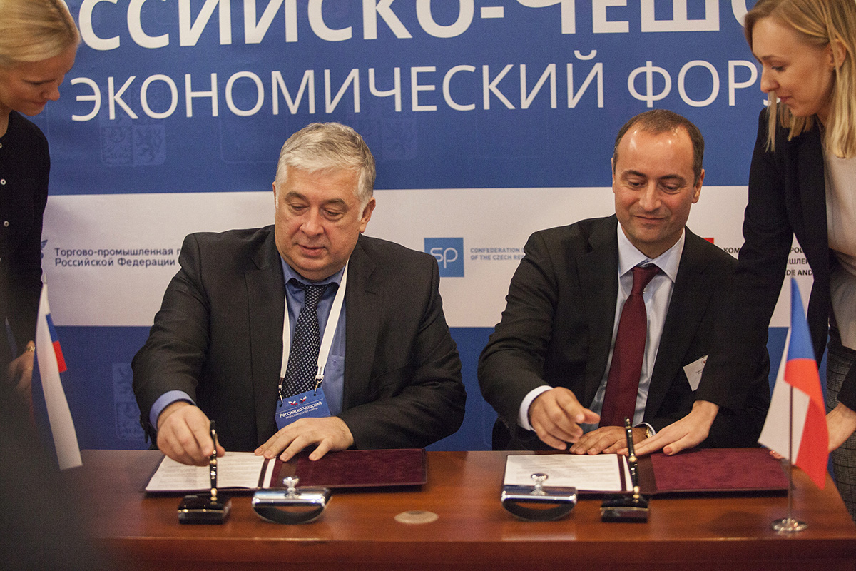 Меморандум подписывают генеральный директор "Т1" Мухарбек Аушев и генеральный директор JOB AIR Technic Даниель Барч