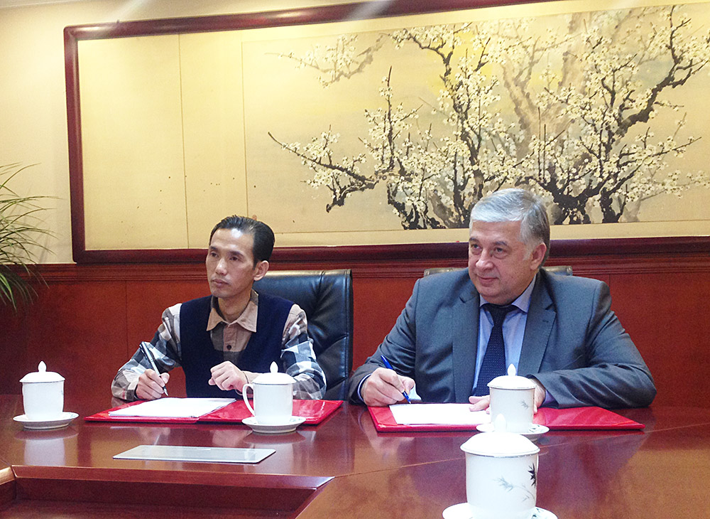 Китайский частный инвестор Е Вэнтао и Мухарбек Аушев во время подписания Меморандума